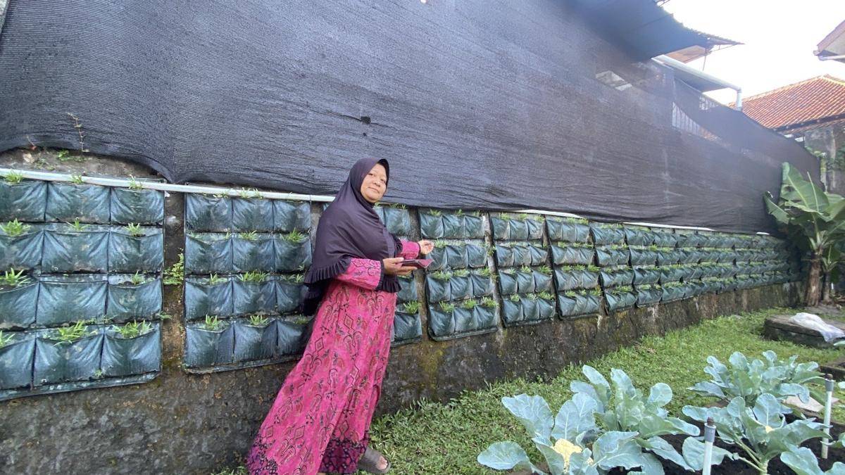 Pemanfaatan ruang terbuka hijau yang dilakukan ibu-ibu di RW 06 Kampung Rejosari, Kelurahan Rejowinangun, Kotagede.