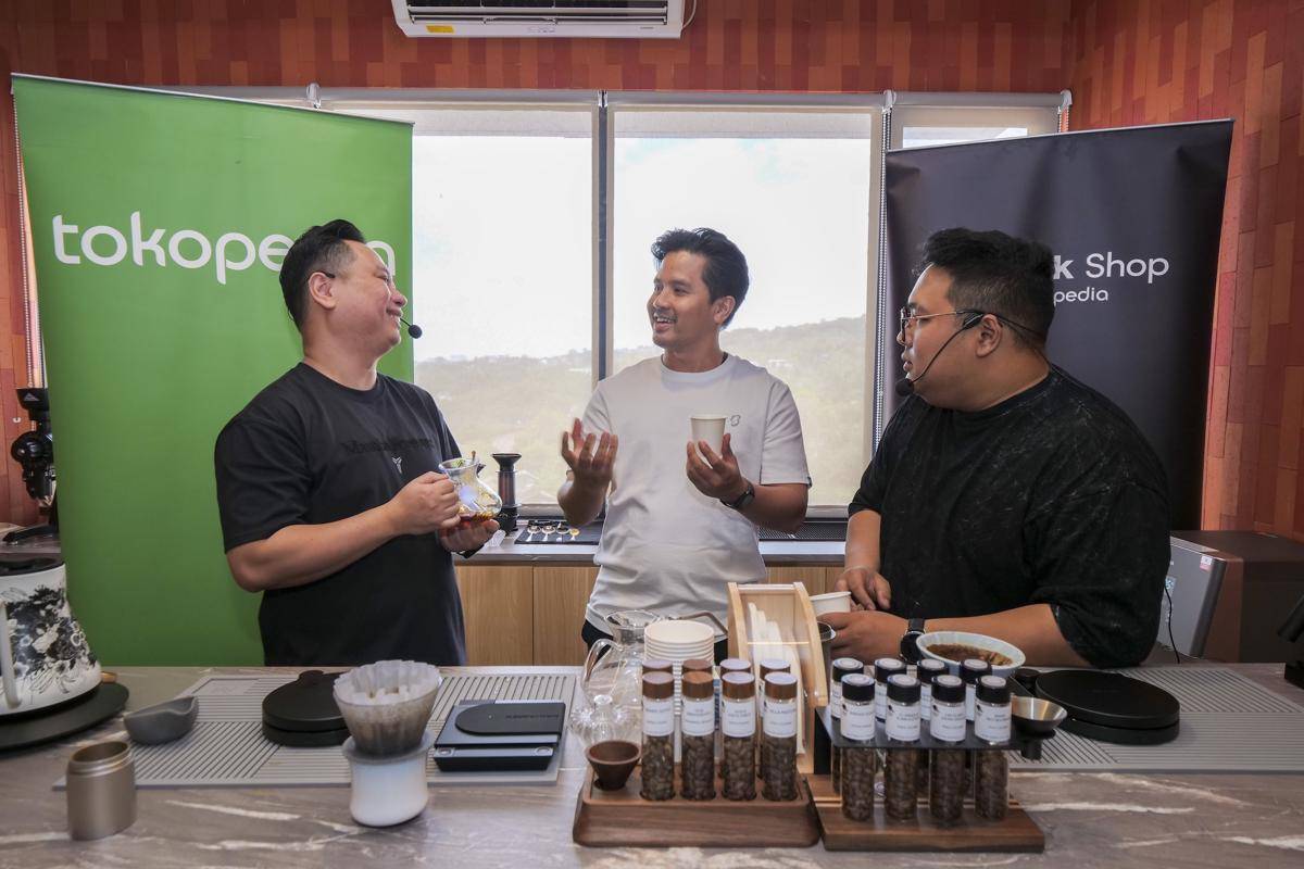 Potret Media Workshop Menikmati Kopi di Ketinggian bersama Nyawang Langit Roastery di Bandung 
