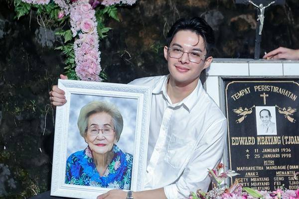 Pemakaman Nenek Rey Mbayang (Instagram.com/rey_mbayang)