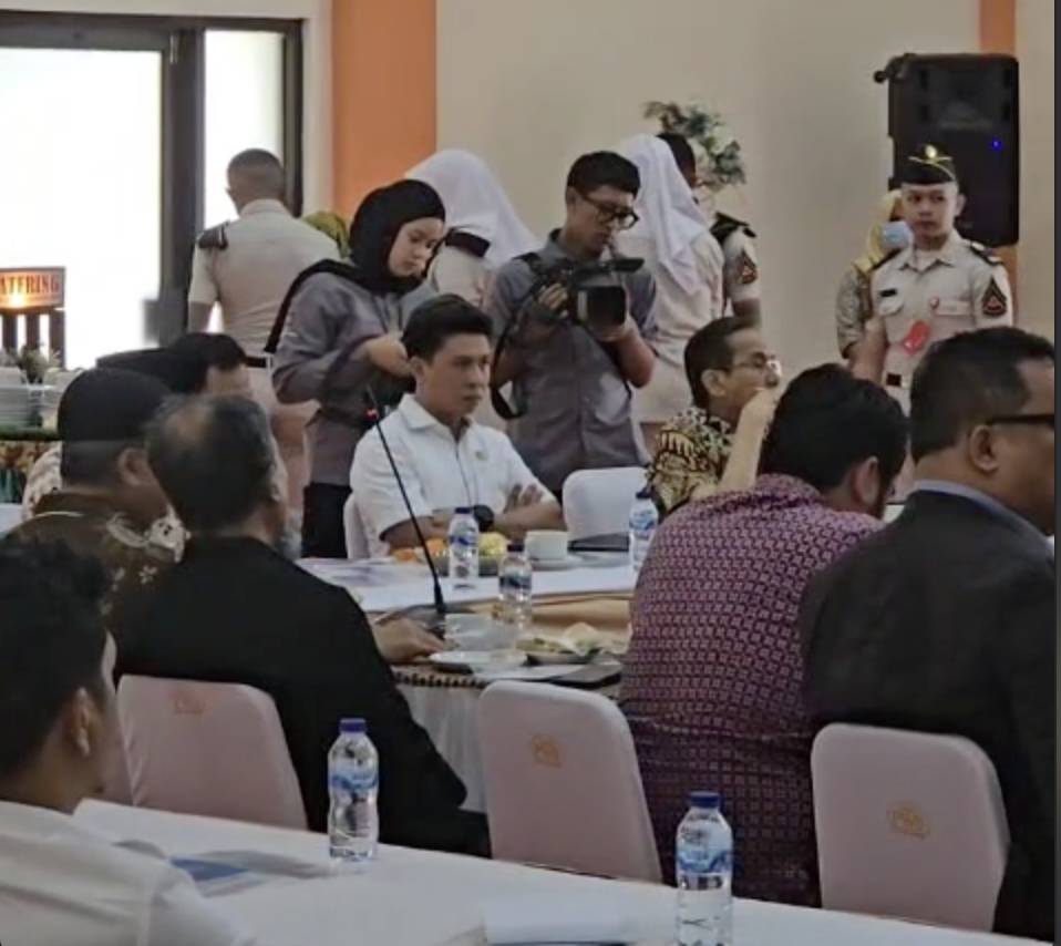 Anggota Komis II DPR RI Ahmad Wazir Noviadi saat kunjungan kerja ke Sekolah Tinggi Pertanahan Nasional, Jumat (3/10/2025).