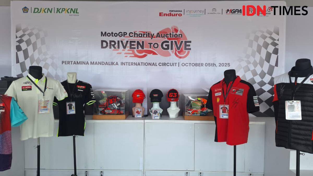 Barang-barang yang dilelang sepanjang MotoGP Indonesia 2025 di Sirkuit Internasional Pertamina Mandalika (IDN Times / Satria Permana)