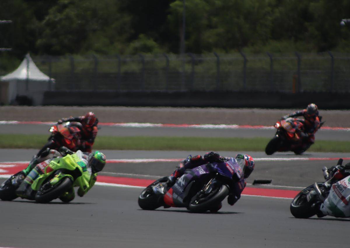 Para pembalap pada sesi kualifikasi MotoGP di Sirkuit Mandalika, Sabtu (4/10/2025). (IDN Times/Linggauni)