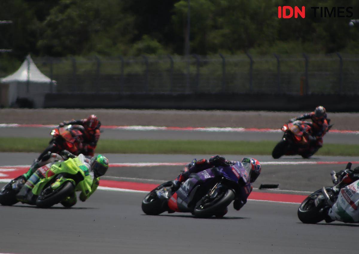 Para pembalap pada sesi kualifikasi MotoGP di Sirkuit Mandalika, Sabtu (4/10/2025). (IDN Times/Linggauni)