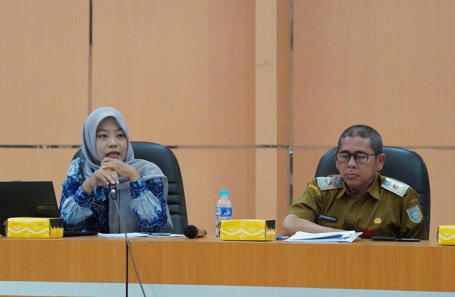 Koordinator Wilayah Satuan Pelaksana Program Gizi (SPPG) Banjar, Shinta Aulia (kiri), dan Pj Sekda Banjar, Ikhwansyah (kanan) saat rapat koordinasi penambahan SPPG. (Dok/MC Kominfo Banjar).