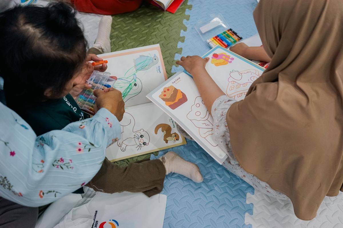 Anak-anak penyintas kanker mengikuti aktivitas mewarnai gambar. (Dok. IDN Foundation)
