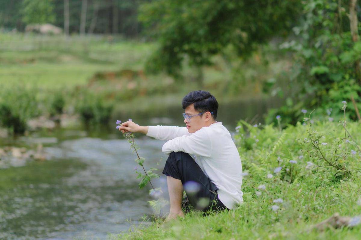 ilustrasi pria di tepi sungai (pexels.com/Nguyễn Bảo Trung)