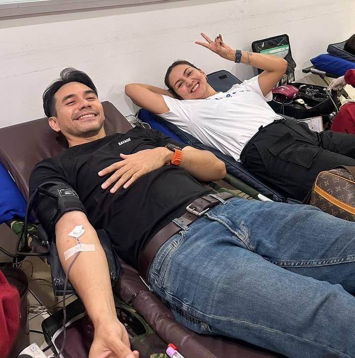 potret Donna Agnesia dan Darius donor darah bareng