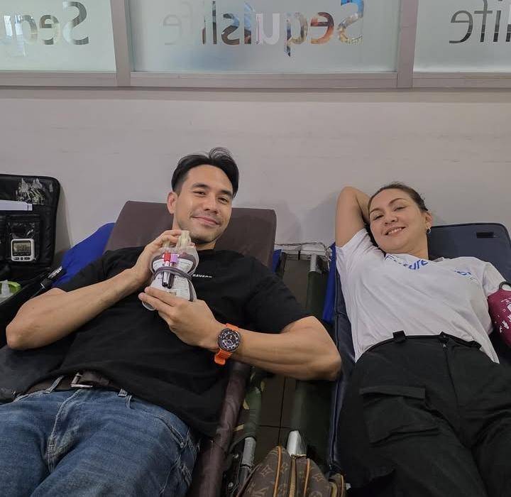 potret Donna Agnesia dan Darius donor darah bareng