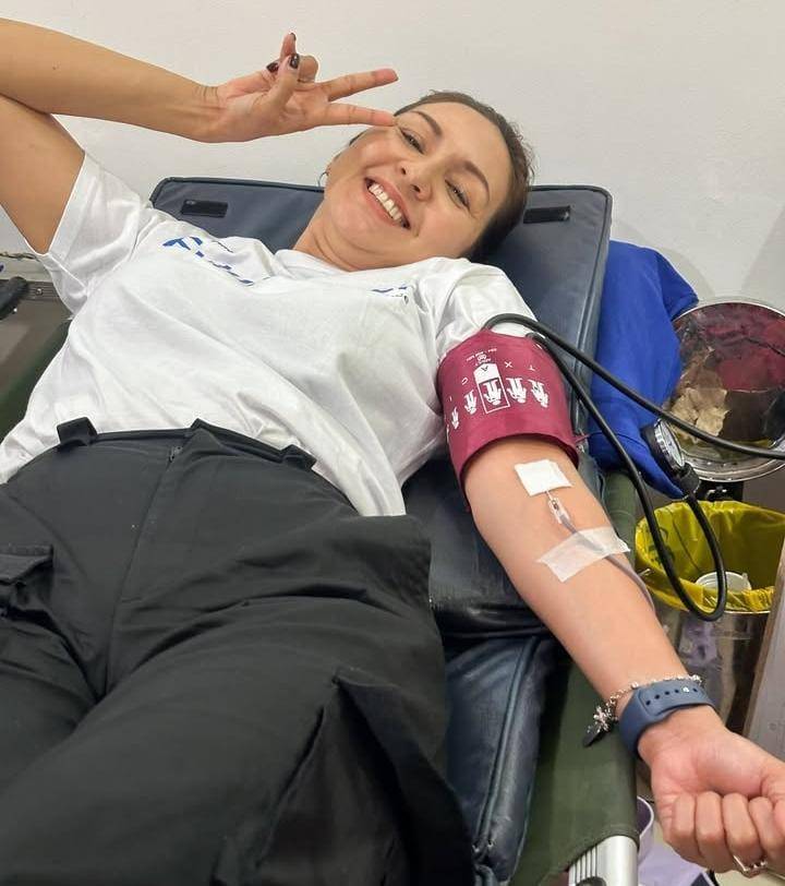 potret Donna Agnesia dan Darius donor darah bareng