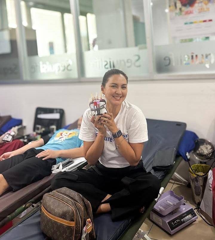 potret Donna Agnesia dan Darius donor darah bareng