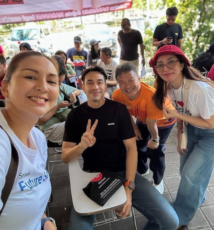potret Donna Agnesia dan Darius donor darah bareng