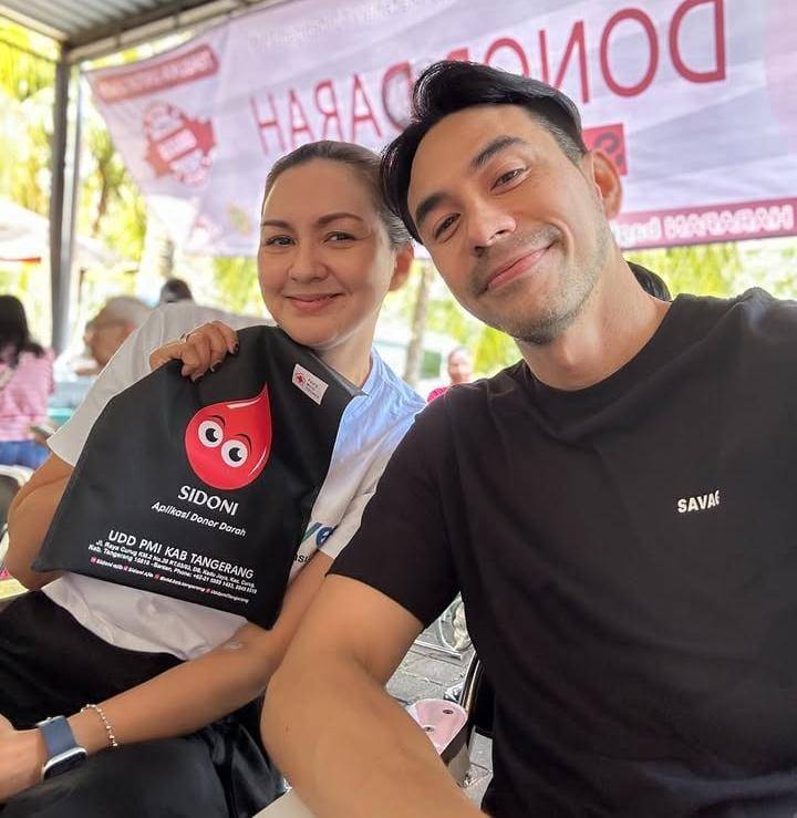 potret Donna Agnesia dan Darius donor darah bareng
