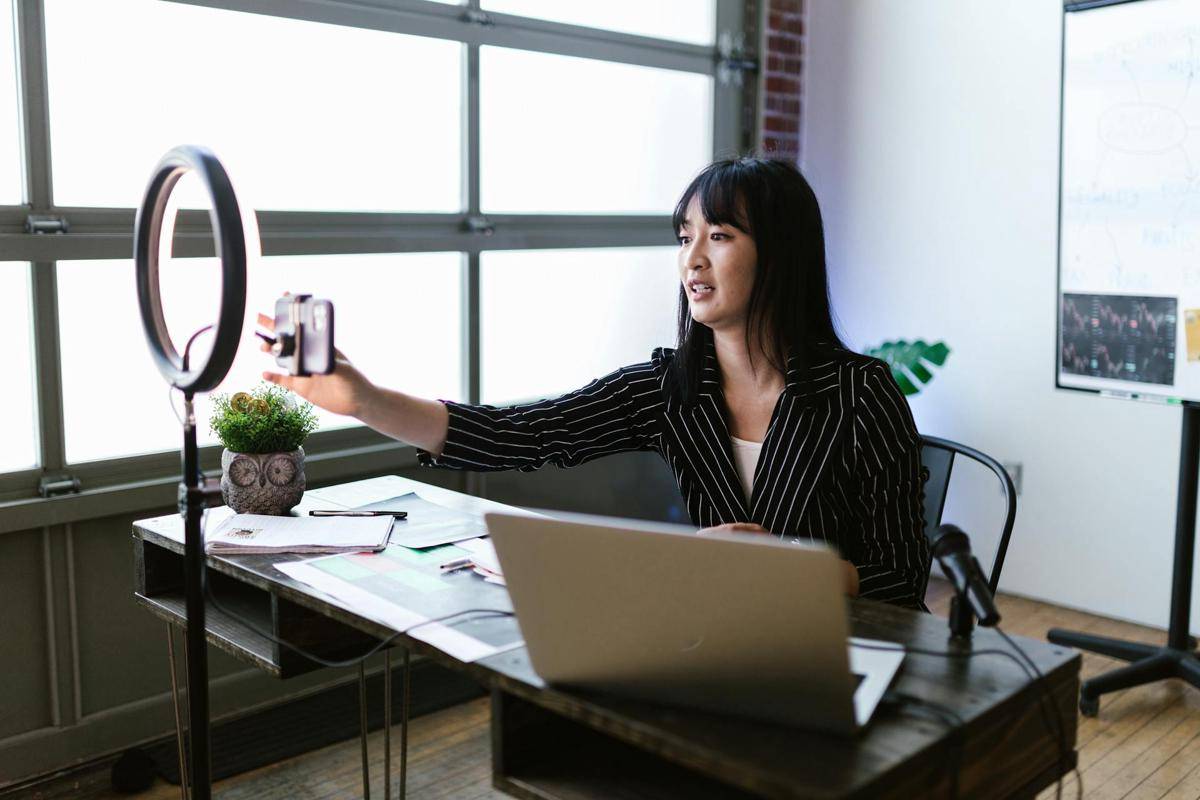 ilustrasi seorang content creator 