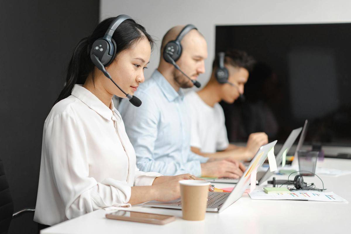 ilustrasi karyawan bekerja sebagai customer support