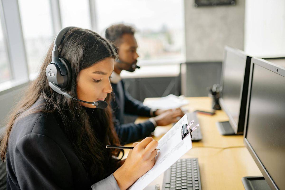 ilustrasi seorang customer support sedang membuat catatan