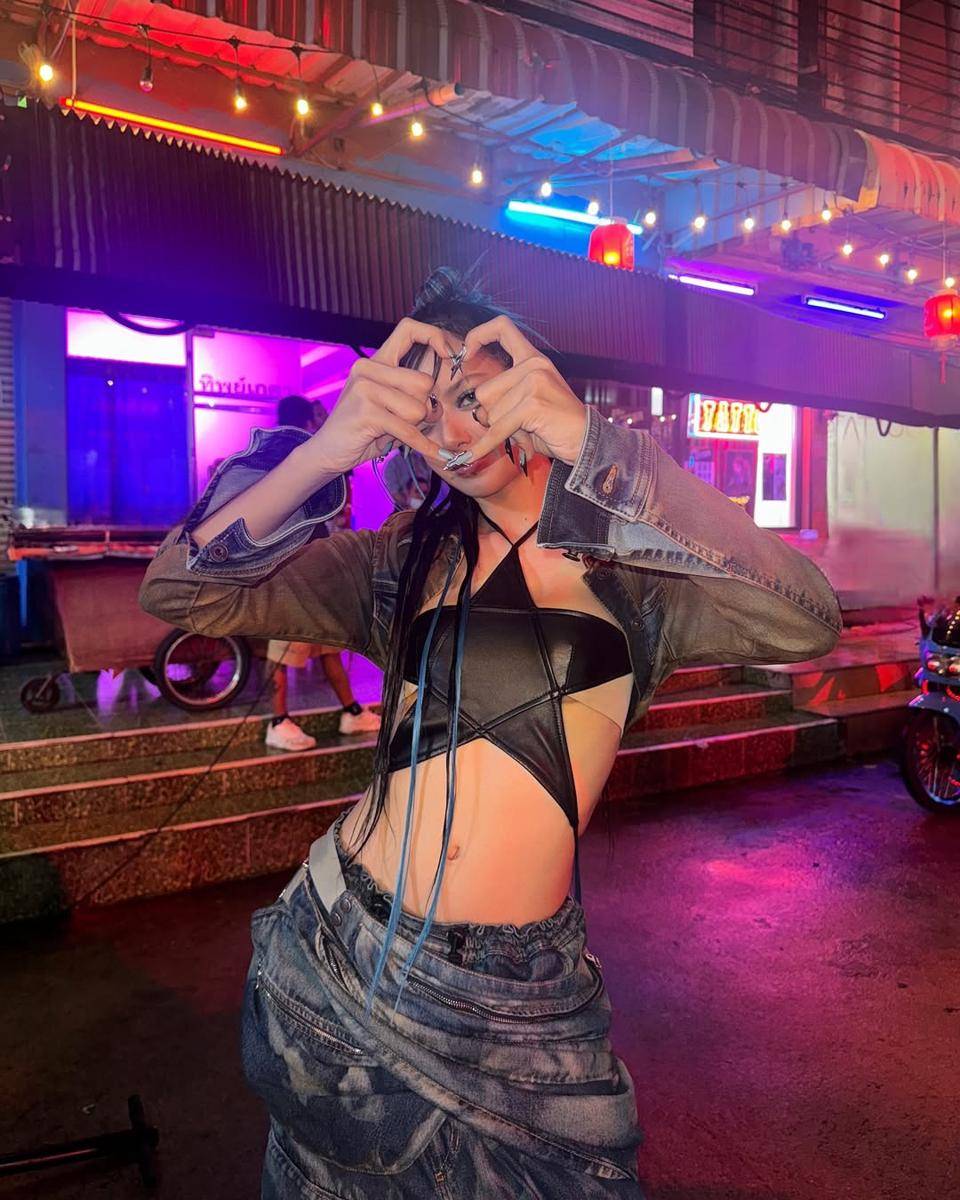 Lisa BLACKPINK di single ROCKSTAR (instagram.com/lalalalisa_m) 