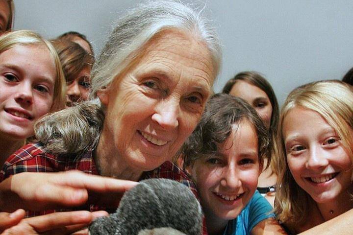 Jane Goodall bersama anak-anak (instagram.com/janegoodallinst)