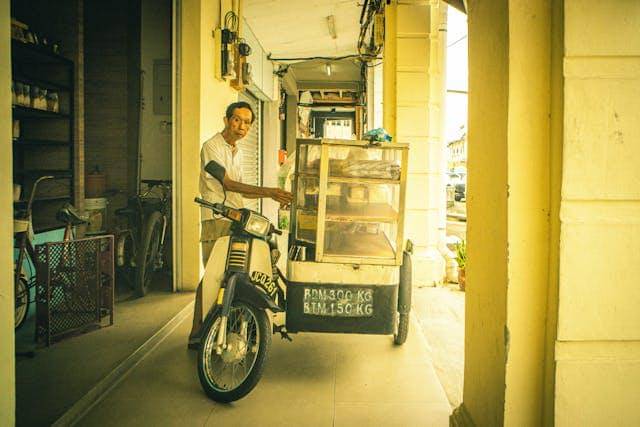 Jualan Keliling (pexels.com/lbyphoto)