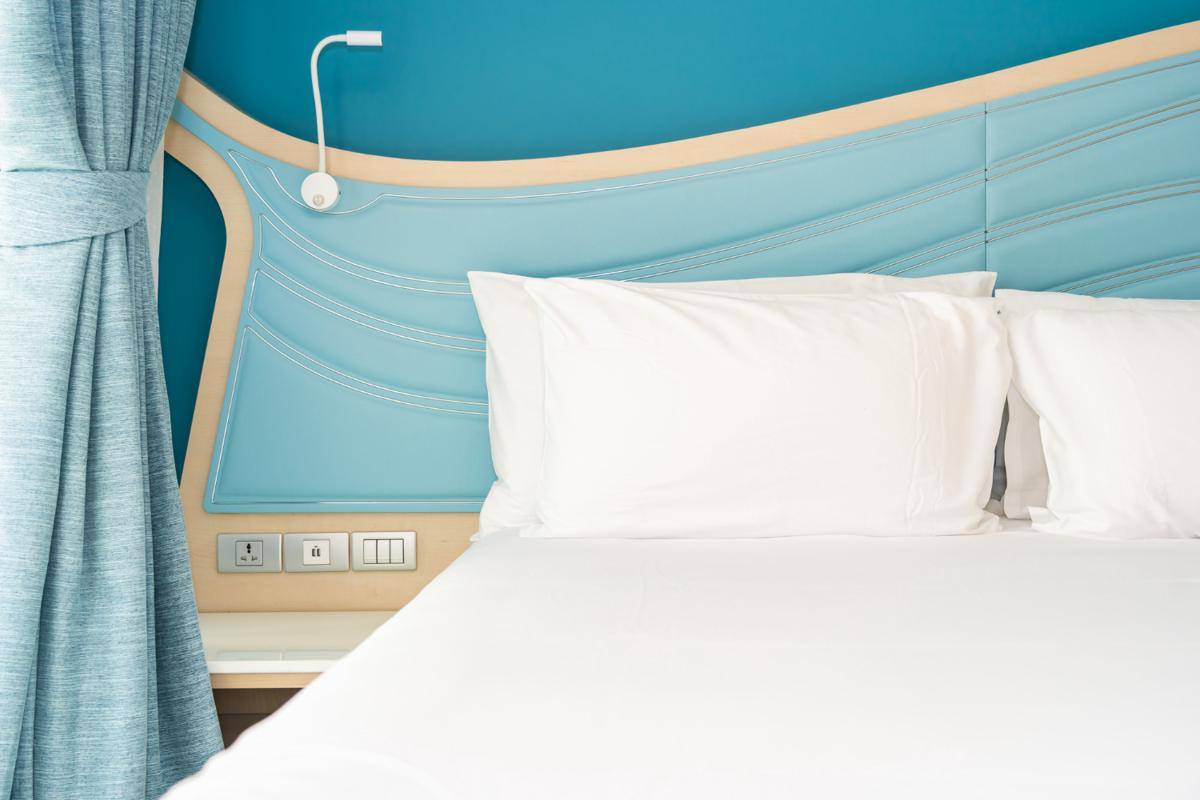 ilustrasi interior kamar warna biru muda(freepik.com/lifeforstock)