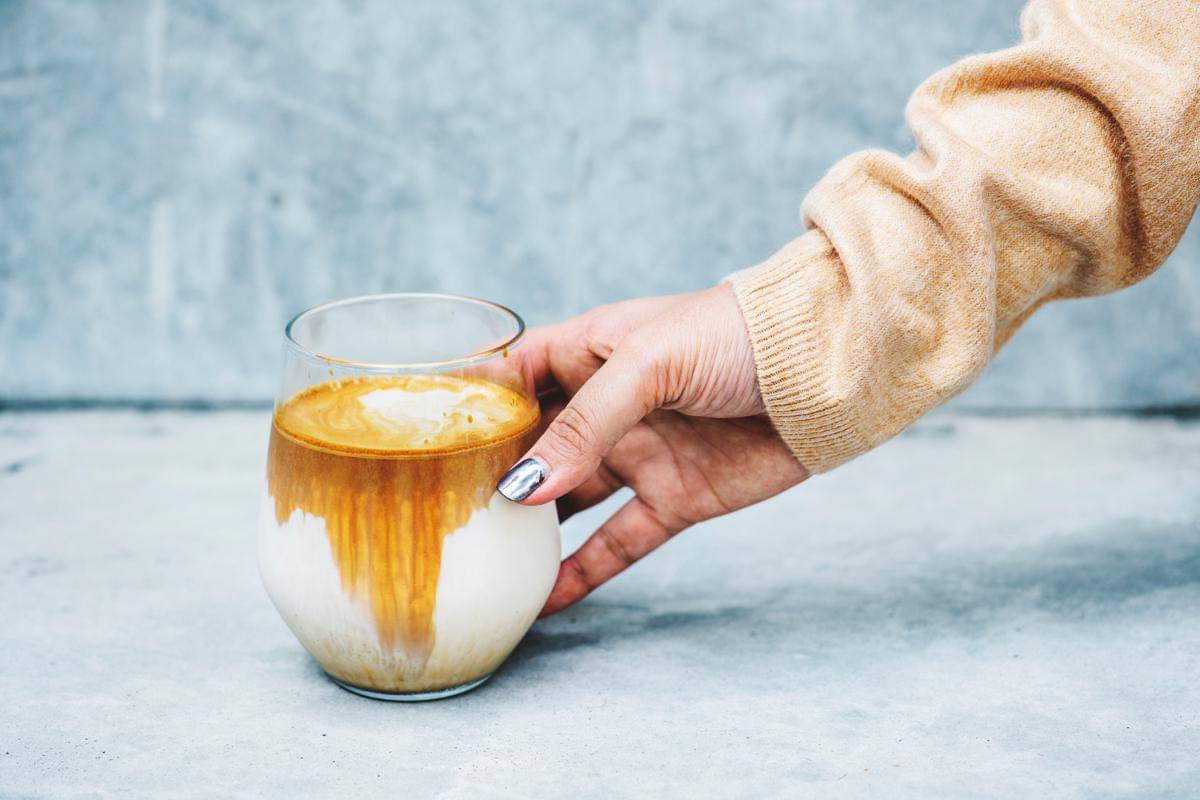 ilustrasi perbedaan caffe latte dan dirty latte (freepix.com/rawpixel.com)