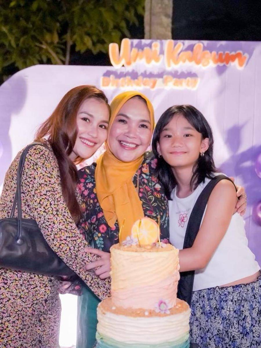 Ulang Tahun Ibunda Ayu Ting Ting (instagram.com/mom_ayting92_)