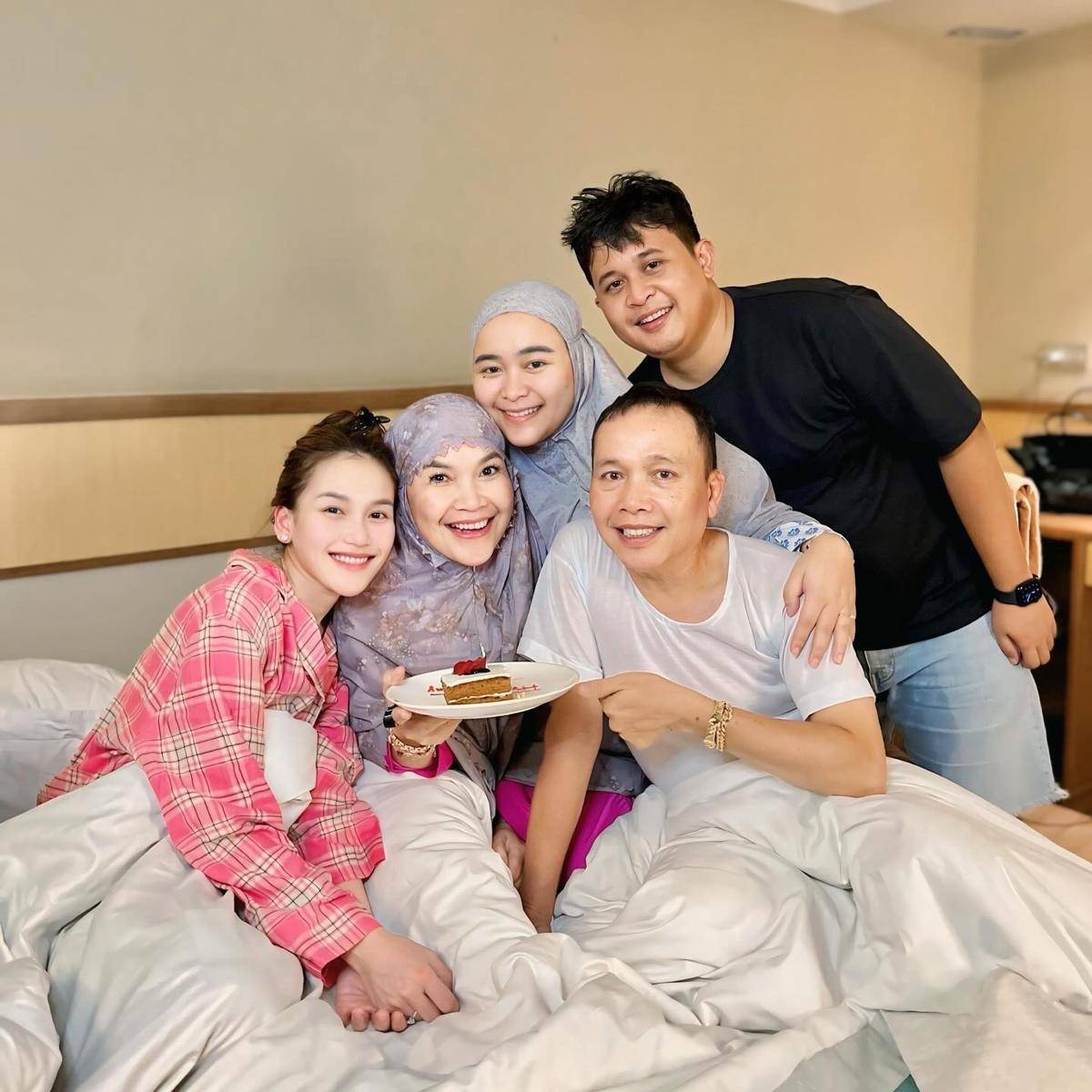 Ulang Tahun Ibunda Ayu Ting Ting (instagram.com/mom_ayting92_)