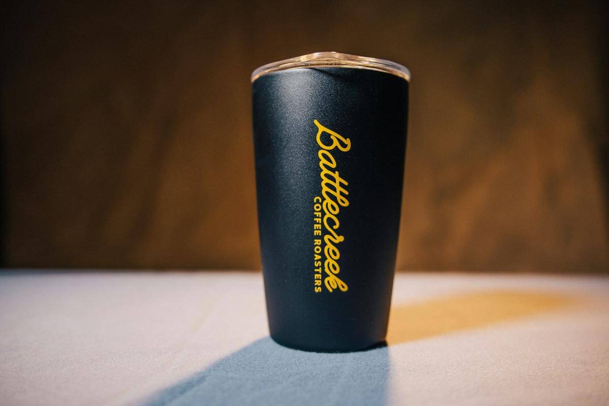 suvenir pernikahan yang fungsional (unsplash.com/ Battlecreek Coffee Roasters)