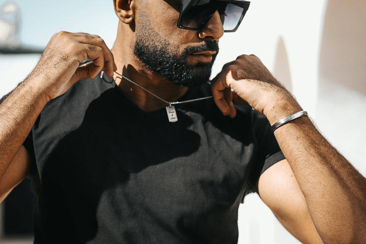 ilustrasi pria dengan kaus hitam dan kalung (unsplash.com/BOUSBIA KADHEM)