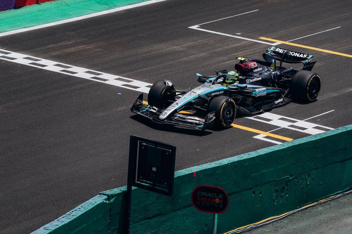 potret mobil Formula 1 Mercedes
