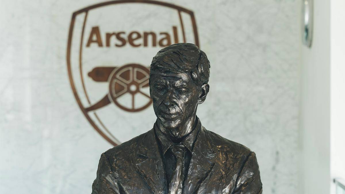 ilustrasi patung Arsene Wenger