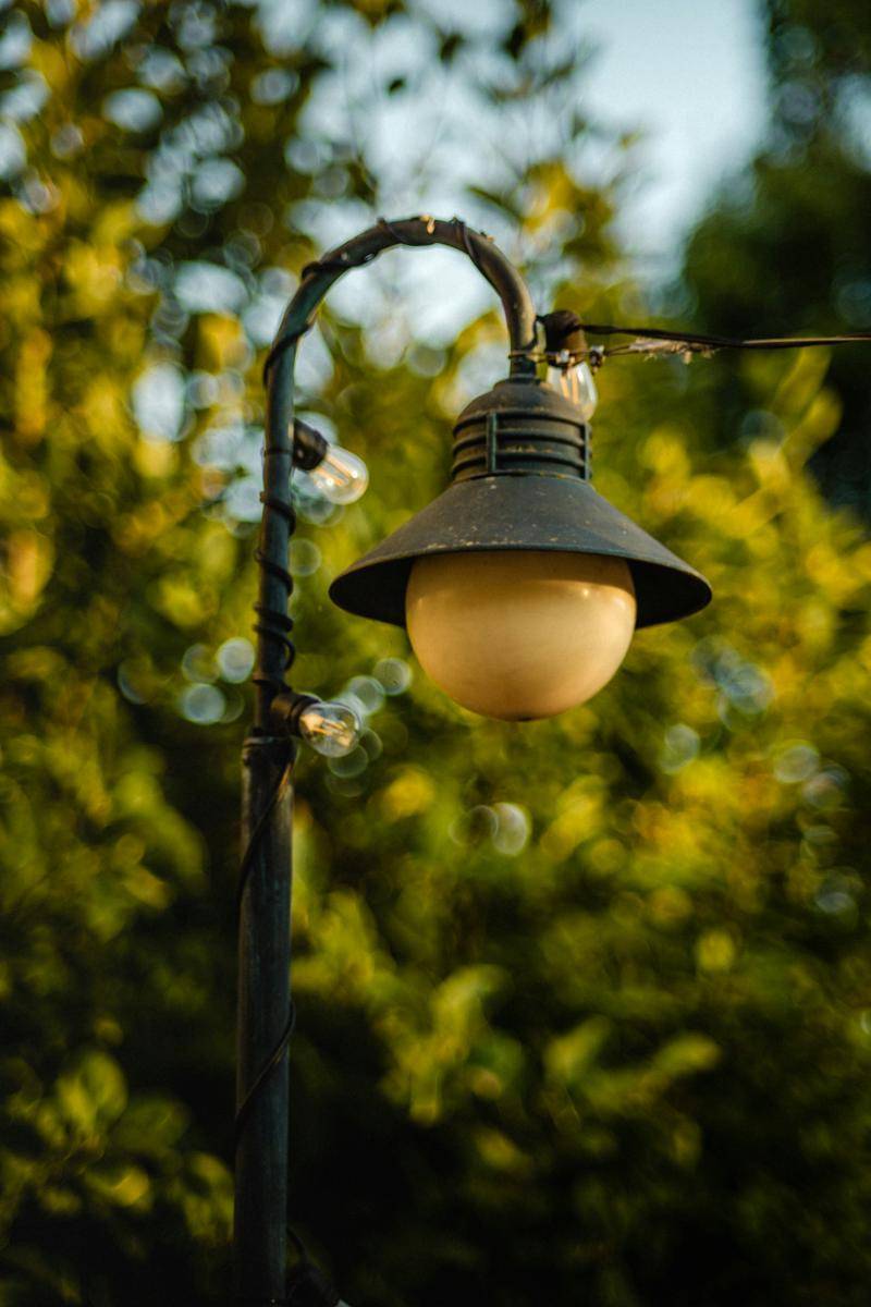 lampu taman estetik (unsplash.com/Jason Leung)