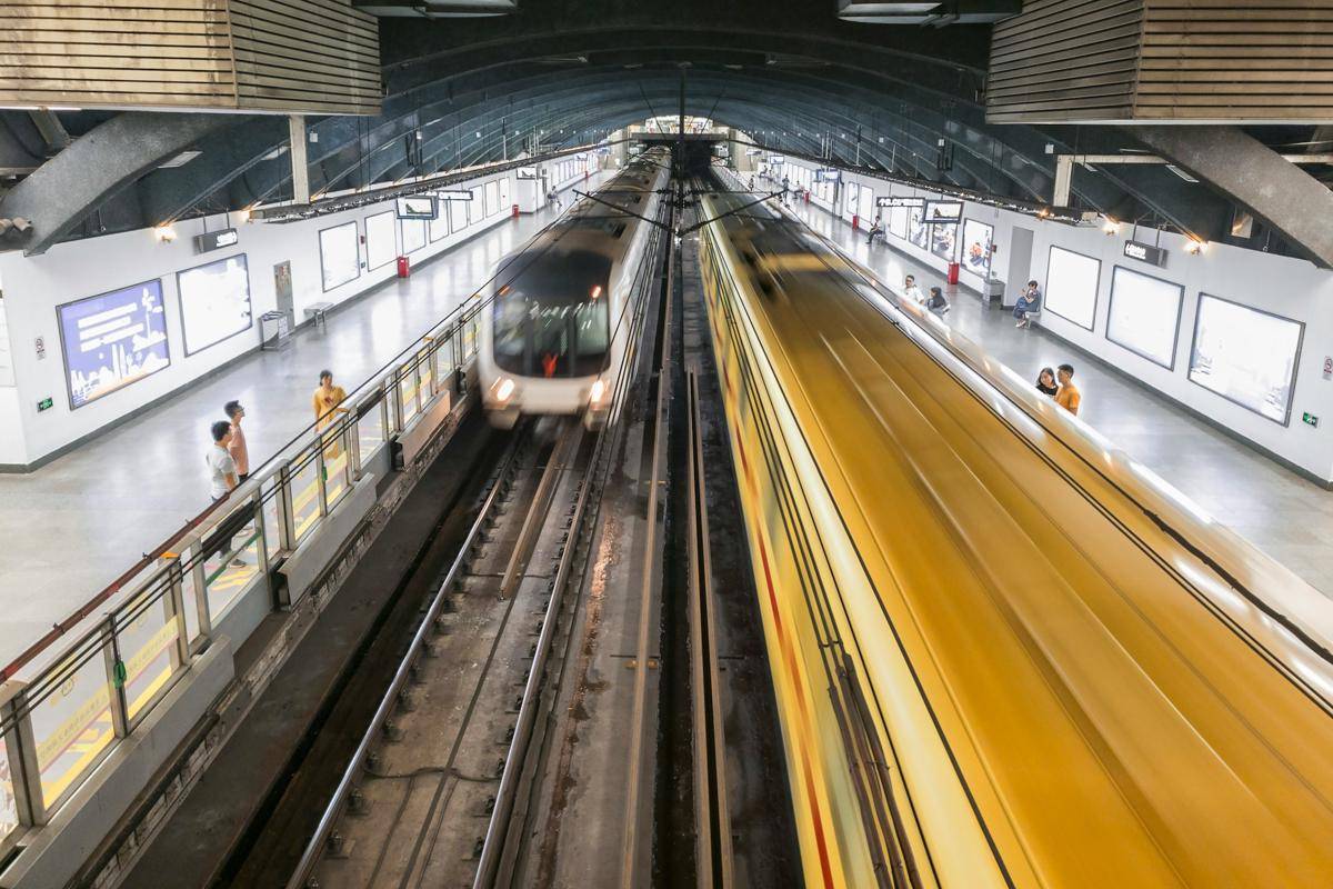 potret jalur metro di Guangzhou, China (unsplash.com/Jason Yuen)