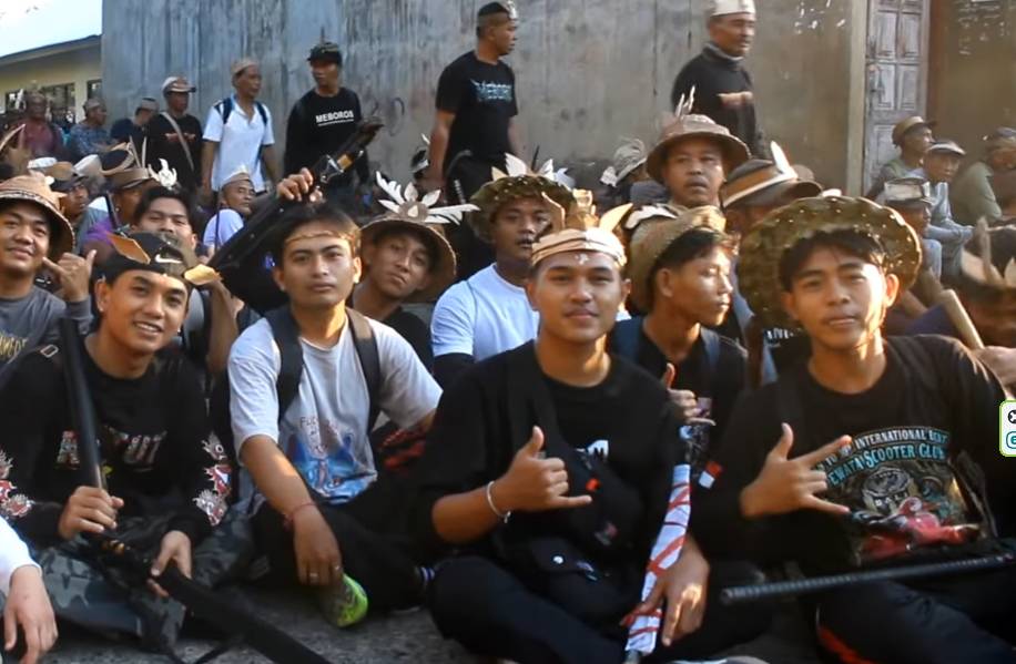 Warga saat persiapan tradisi Maboros I Bulu Pangi. (YouTube.com/Desa Adat Busungbiu)
