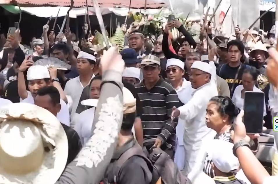 Iring-iraingan warga usai berburu kijang saat tradisi Maboros I Bulu Pangi. (YouTube.com/Desa Adat Busungbiu)