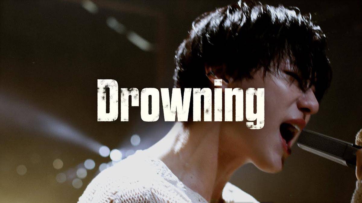 Woodz membawakan "Drowning" (youtube.com/WOODZ)