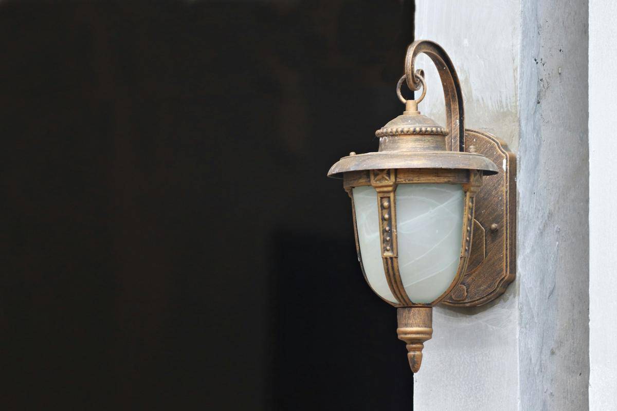 lampu taman estetik (unsplash.com/ Mufid Majnun