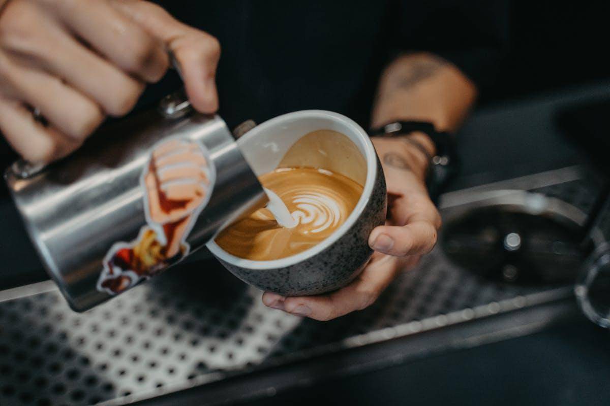 ilustrasi caffe latte (pexels.com/Anna Tarazevich)