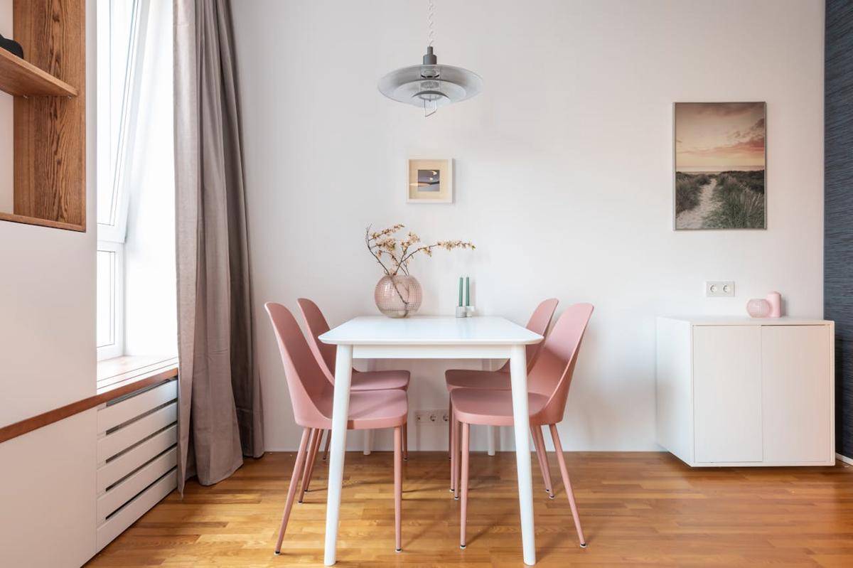 warna cat ruang makan yang segar (pexels.com/Max Vakhtbovycn )