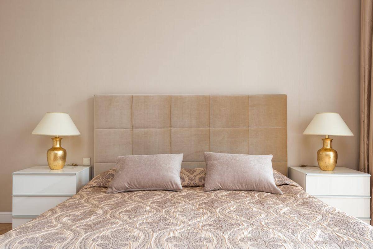 ilustrasi interior kamar warna beige (pexels.com/Max Vakhtbovycn)
