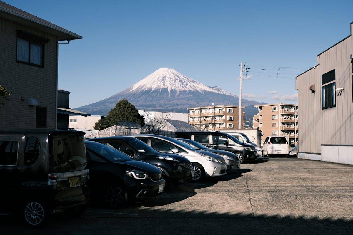 ilustrasi mobil sewa untuk pergi ke Gunung Fuji (pexels.com/huugust)