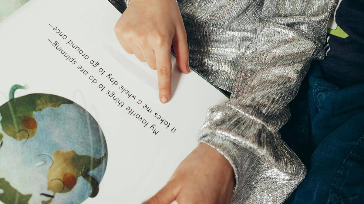 ilustrasi anak membaca buku (pexels.com/Kindel Media)