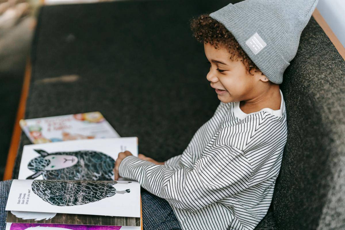 ilustrasi anak membaca buku (pexels.com/Marta Wave)