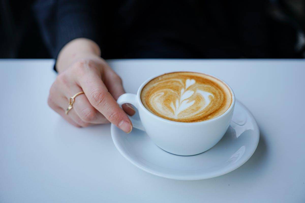 ilustrasi caffe latte (pexels.com/Oktay Köseoğlu)