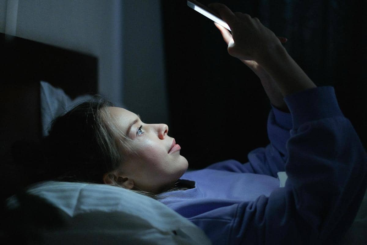 ilustrasi screen time sebelum tidur