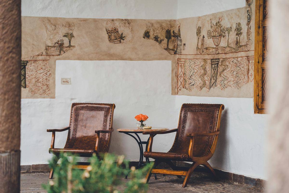 ilustrasi interior ruang tamu mid century (unsplash.com/Rod Long)