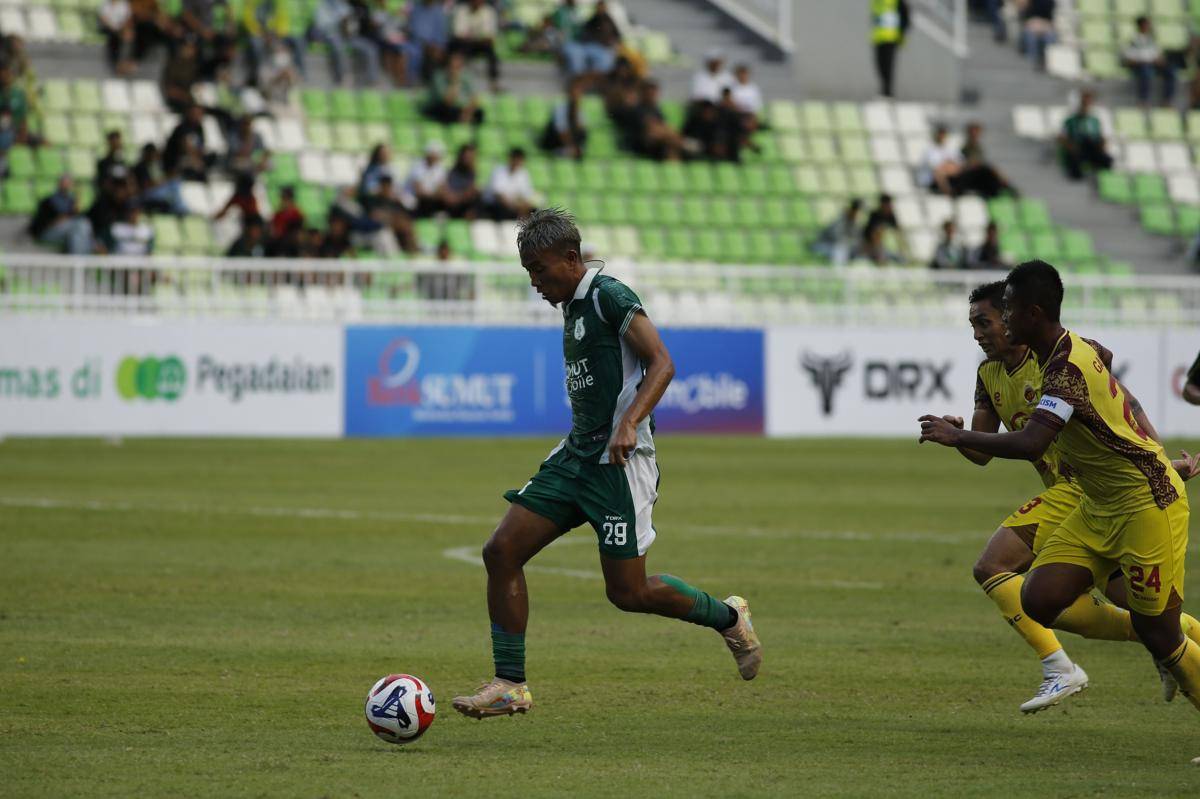 Striker PSMS Rudiyana mencetak brace ke gawang Sriwijaya FC (IDN Times/Doni Hermawan)