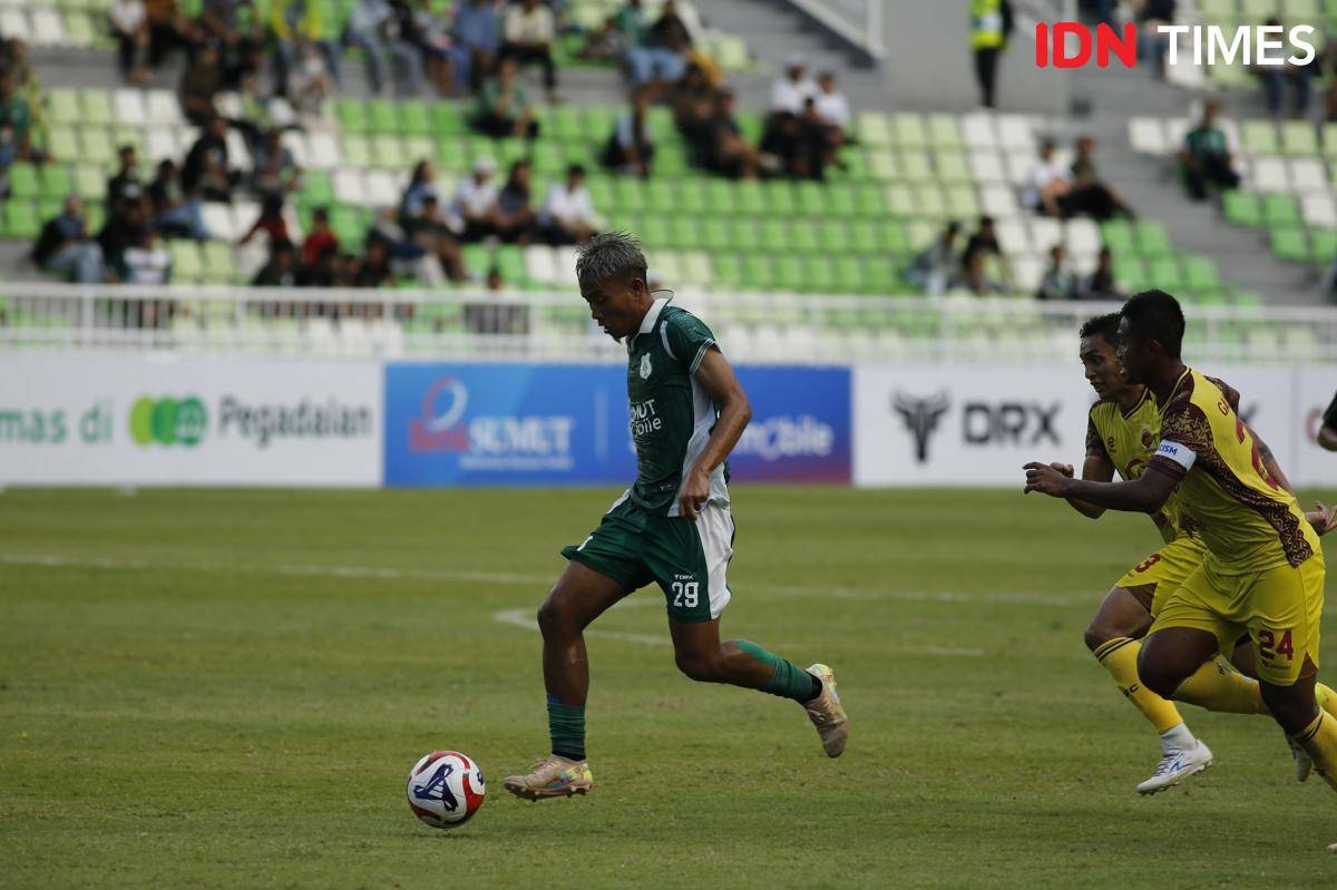 Striker PSMS Rudiyana mencetak brace ke gawang Sriwijaya FC (IDN Times/Doni Hermawan)