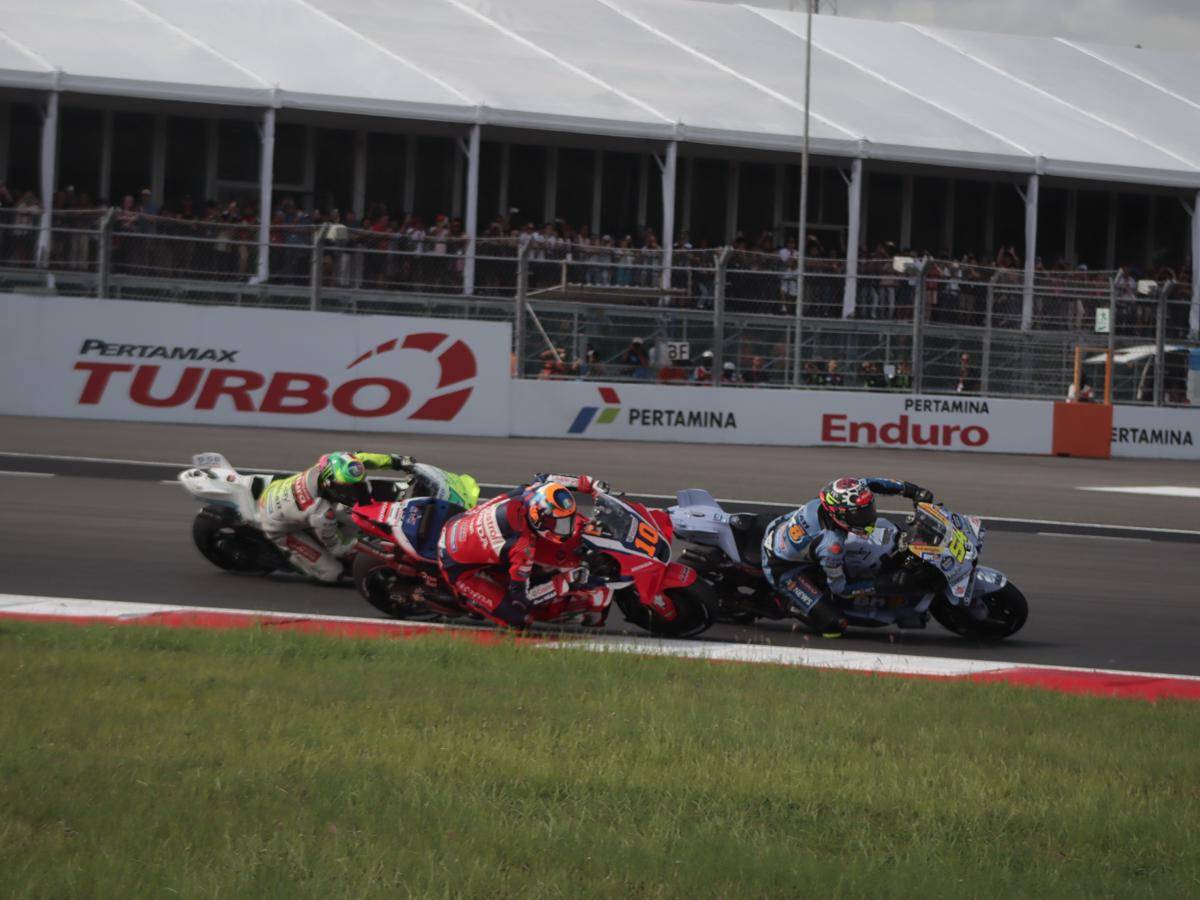 Pembalap MotoGP pada sesi sprint race di Sirkuit Mandalika, Sabtu (4/10/2025). (IDN Times/Linggauni)