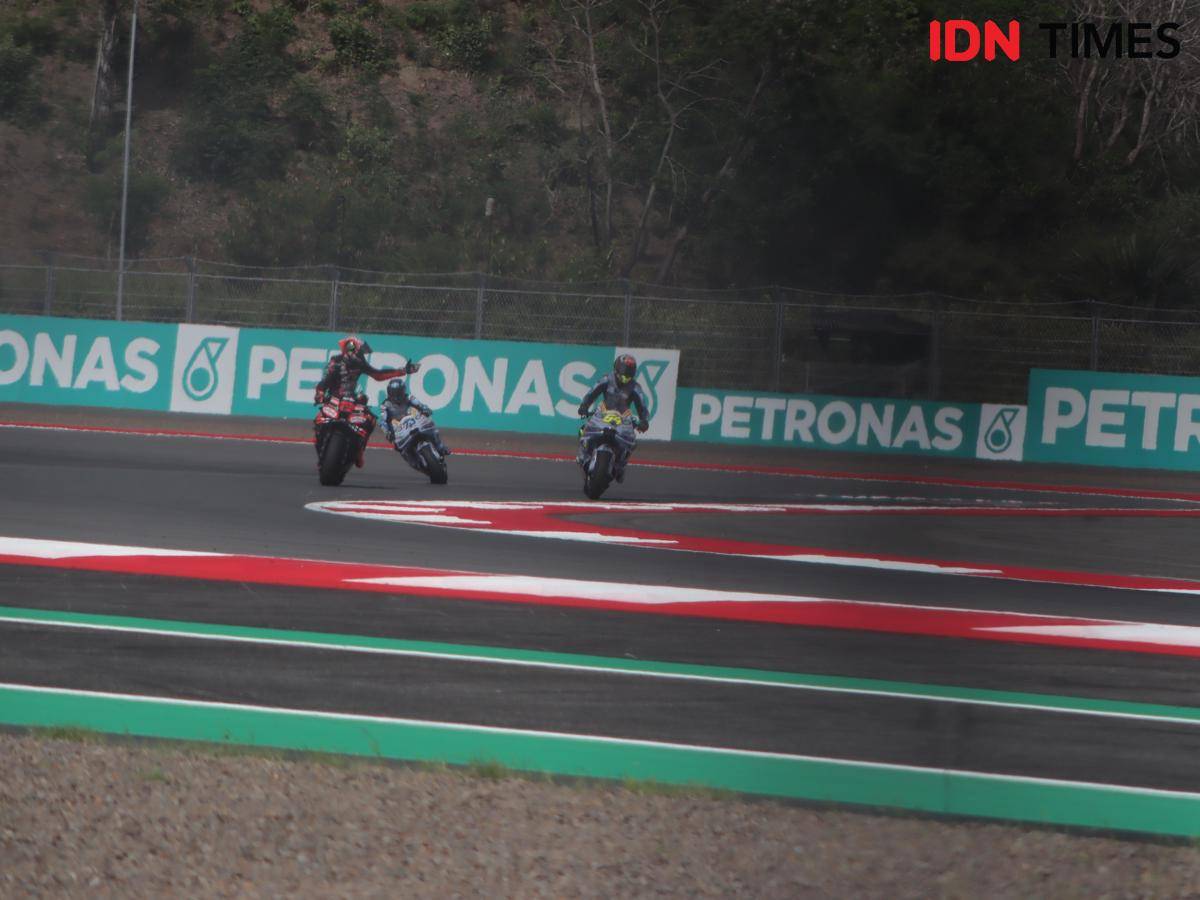 Pembalap MotoGP pada sesi sprint race di Sirkuit Mandalika, Sabtu (4/10/2025). (IDN Times/Linggauni)