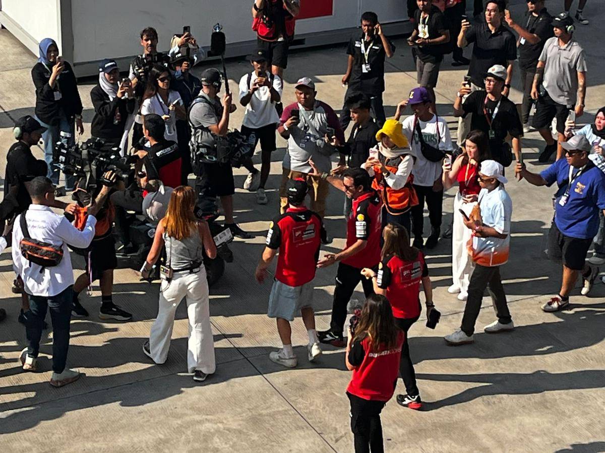 Pembalap Ducati Lenovo, Marc Marquez, saat menuju ruang medis di paddock Sirkuit Mandalika (IDN Times / Linggauni)